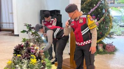 Pastikan Aman, Polres Batu Lakukan Sterilisasi Gereja Jelang Natal 2024