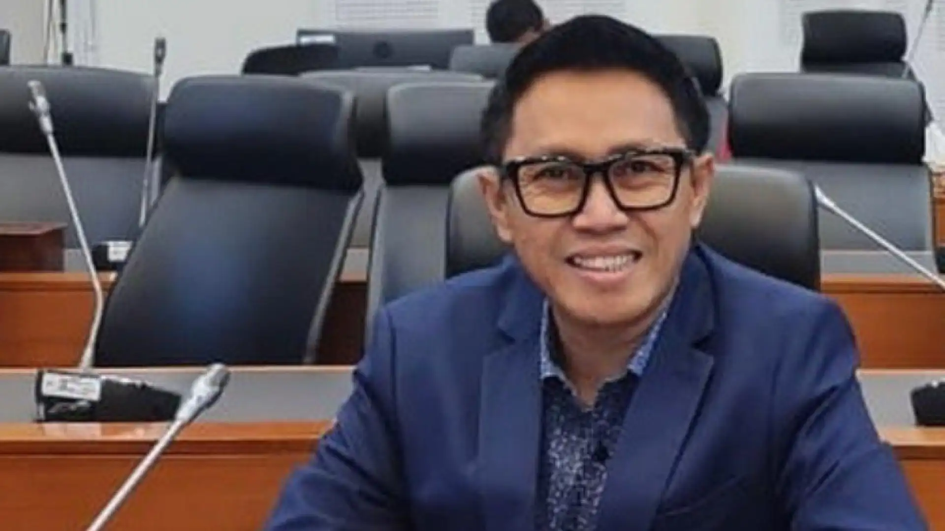 Eko Patrio, komedian dan politisi PAN, kembali terpilih sebagai anggota DPR RI. Perjalanan kariernya dari dunia hiburan hingga politik menjadi inspirasi.