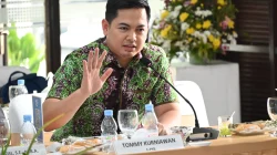 Tommy Kurniawan, aktor yang kini menjadi politisi PKB, kembali terpilih sebagai anggota DPR RI. Perjalanan kariernya dari dunia hiburan hingga politik menginspirasi.