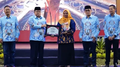 Pemkot Blitar Serahkan Penghargaan RT Keren Award 2024