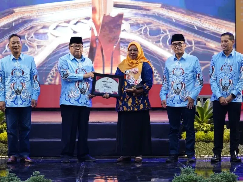 Pemkot Blitar Serahkan Penghargaan RT Keren Award 2024