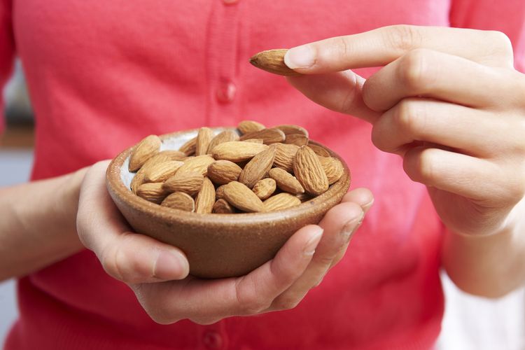 Makan kacang setiap hari memberikan manfaat kesehatan seperti menjaga jantung dan otak, namun konsumsi berlebihan bisa berisiko.