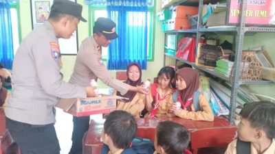 Polres Kediri Kota Bagikan Susu dan Edukasi Cegah Bullying di SD Negeri 1 Semen