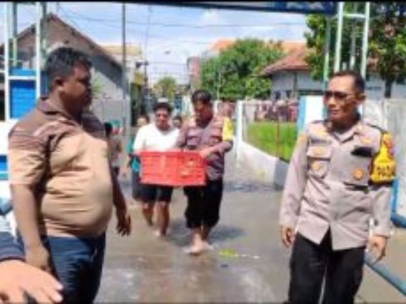 Polisi Salurkan Bantuan Banjir Kepada Warga Jombang