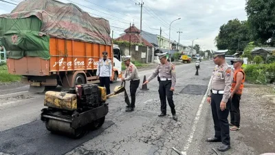 Pastikan Nataru Lancar, Satlantas Polres Situbondo Bersama Dinas PU Tambal Jalan Berlubang