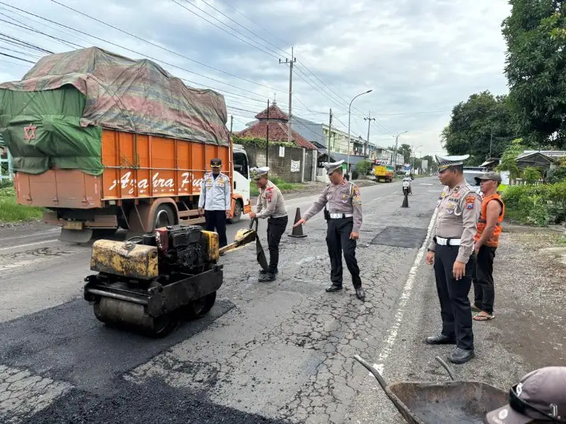 Pastikan Nataru Lancar, Satlantas Polres Situbondo Bersama Dinas PU Tambal Jalan Berlubang