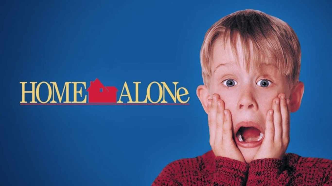 Home Alone (1990) tetap menjadi film komedi liburan ikonik yang tak terlupakan, penuh dengan humor slapstick dan momen emosional.