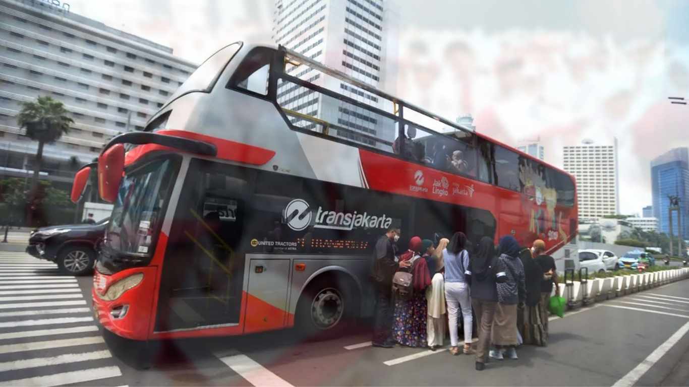 Nikmati wisata unik dengan bus atap terbuka Transjakarta, jelajahi Jakarta dari perspektif baru di liburan Nataru.