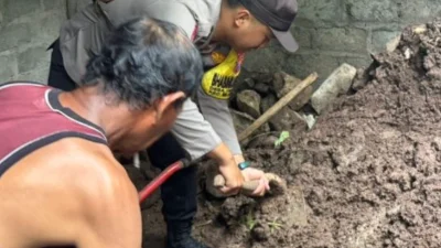 Bhabinkamtibmas dan Polmas Polsek Mlandingan lakukan Kerja Bhakti Terhadap Rumah Warga. Sumber : Istimewa.