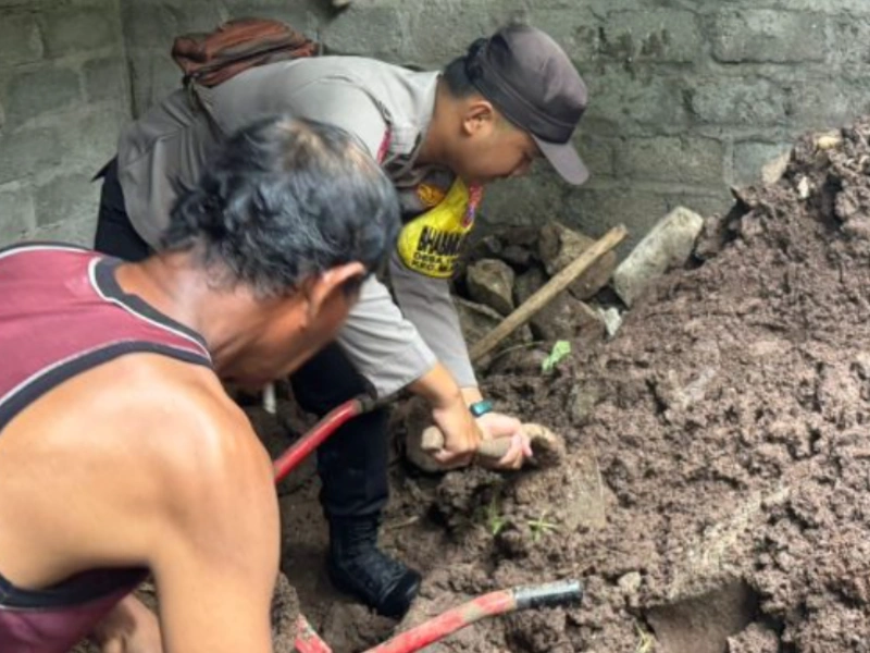 Bhabinkamtibmas dan Polmas Polsek Mlandingan lakukan Kerja Bhakti Terhadap Rumah Warga. Sumber : Istimewa.