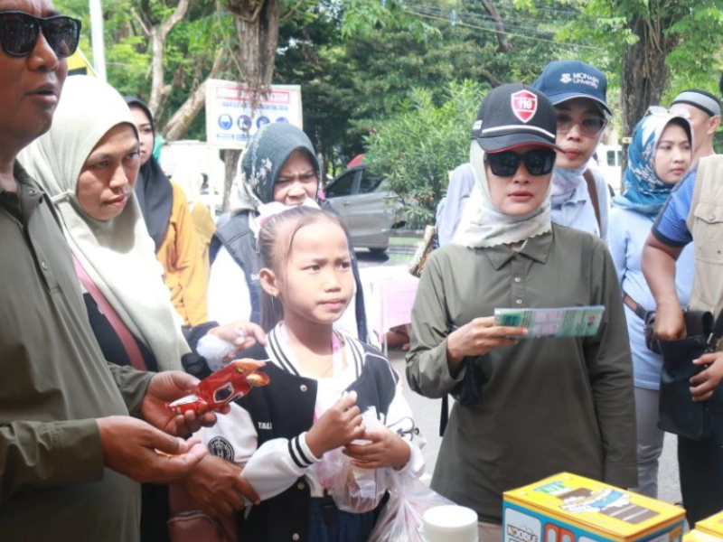 Pj Bupati Ugas Pantau Pelaksanaan CFD di Jalan dr. Soetomo Kraksaan. Sumber : Istimewa.