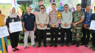 Pj Bupati Heru Suseno Serahkan Hibah Kompetitif Program YESS dan Hadiri Panen Jagung di Desa Tugu