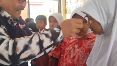 PMI Salurkan Bantuan 100 Kacamata Gratis untuk Siswa SD/MI. Sumber : Istimewa.