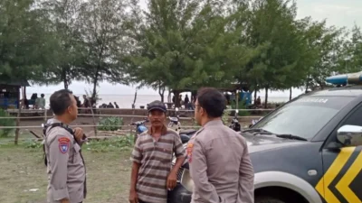 Polsek Besuki patroli di Pantai Cemara Situbondo (15/12/2024). Sumber : Istimewa.