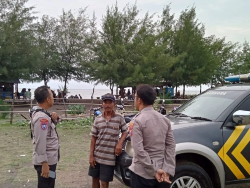 Polsek Besuki patroli di Pantai Cemara Situbondo (15/12/2024). Sumber : Istimewa.