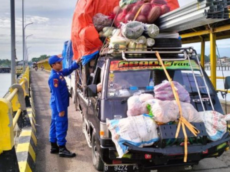 Sopir Pickup Overload di Pelabuhan Jangkar (15/12/2024). Sumber : Istimewa.