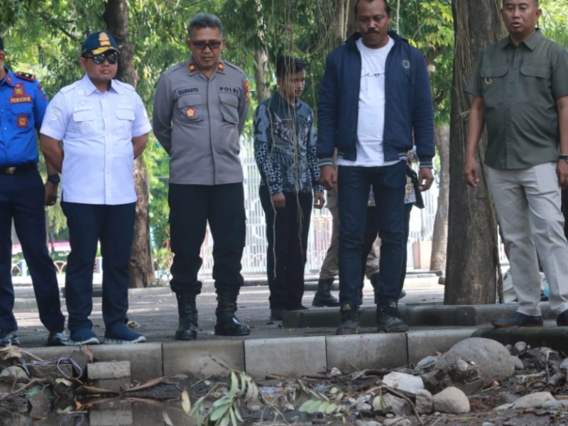 Pj Bupati Ugas Tinjau Penanganan Genangan Air di Rest Area Gelora Merdeka Kraksaan. Sumber : Istimewa.