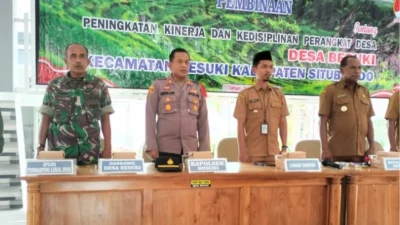 Kapolsek Besuki Menghadiri Giat Pembinaan Kepada Perangkat Desa Besuki. Sumber : Istimewa.