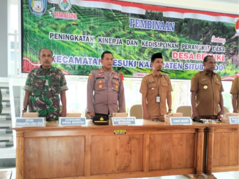 Kapolsek Besuki Menghadiri Giat Pembinaan Kepada Perangkat Desa Besuki. Sumber : Istimewa.