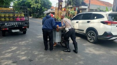 Polisi Kediri Kota Bantu Pedagang Tahu yang Mogok, Antisipasi Kemacetan di Perempatan Semampir