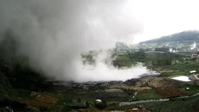 Erupsi freatik terjadi di Kawah Sileri, Gunung Dieng, dengan semburan lumpur dan gas. Masyarakat diminta tetap tenang dan waspada.