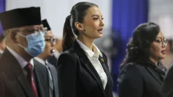 Raline Shah berdiri anggun dengan senyuman hangat bersama Fifi Aleyda, didampingi Menteri Komdigi Meutya Hafid, dalam upacara pelantikan di Lapangan Anantakupa, Jakarta.