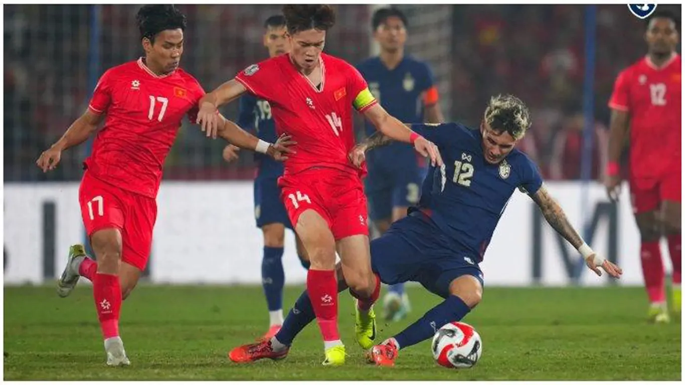 Timnas Vietnam berhasil menjadi juara Piala AFF 2024 setelah mengalahkan Thailand dengan agregat 5-3. Simak momen-momen penting dalam pertandingan!