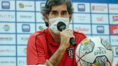 Pelatih Bali United, Stefano Cugurra, terkejut dengan pemecatan Shin Tae-yong. PSSI akan umumkan pelatih baru timnas Indonesia pada 12 Januari.