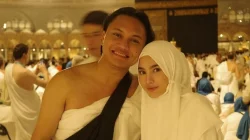 Rizky Febian dan Mahalini menjalankan ibadah umrah bersama sejumlah rekan. Penampilan Mahalini berhijab di depan Ka'bah mencuri perhatian dan menuai pujian dari netizen.