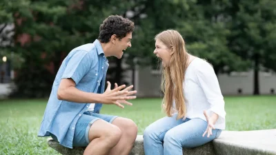 Toxic relationship dapat merusak kesehatan mental dan fisik. Kenali tanda-tandanya dan ambil langkah untuk memperbaiki atau mengakhiri hubungan yang beracun.