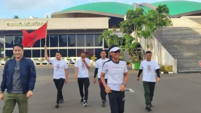 Didik Haryadi, anggota DPR dari PDI Perjuangan, mulai perjalanan berjalan kaki dari Jakarta menuju Boyolali sebagai janji politik dan dedikasi kepada partai.