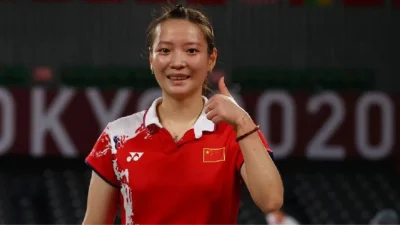 Huang Ya Qiong mengumumkan pensiun setelah Olimpiade Paris 2024. Simak perjalanan kariernya yang penuh prestasi di dunia bulu tangkis!