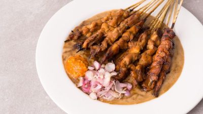 Pelajari cara memasak sate ayam di teflon agar empuk dan juicy dengan tips praktis ini. Nikmati sate lezat tanpa repot menyalakan arang!