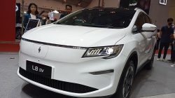 mobil listrik Aletra L8s EV yang dilengkapi dengan Short Blade Bulletproof Battery, inovasi terbaru dalam teknologi baterai.