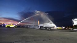 Pesawat Super Air Jet rute Lombok-Jakarta mendarat darurat di Surabaya akibat indikasi teknis. Perusahaan minta maaf dan siapkan pesawat pengganti.