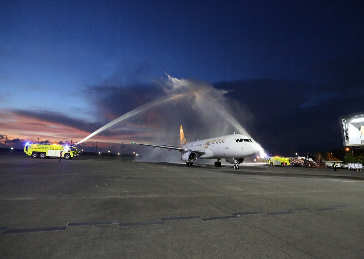 Pesawat Super Air Jet rute Lombok-Jakarta mendarat darurat di Surabaya akibat indikasi teknis. Perusahaan minta maaf dan siapkan pesawat pengganti.