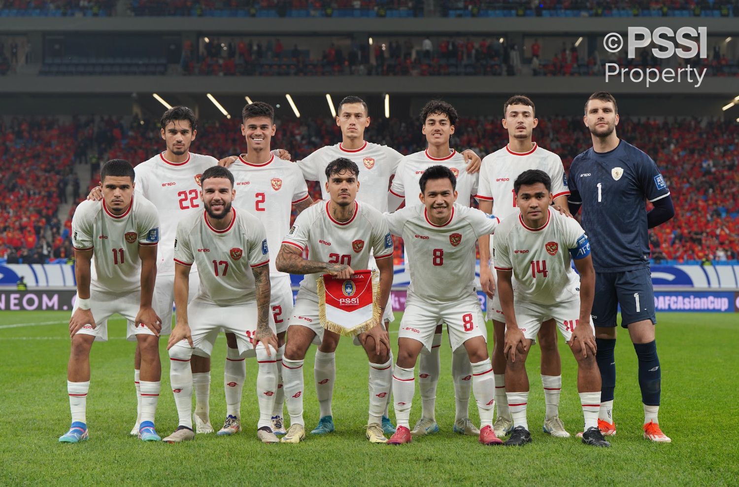 Pelatih Timnas Indonesia, Patrick Kluivert, saat memberikan arahan kepada pemain menjelang laga kualifikasi Piala Dunia 2026.