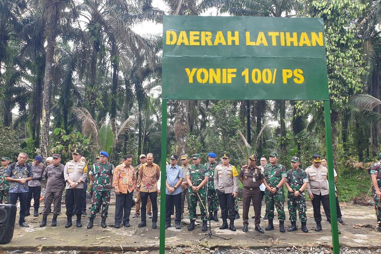 Pangdam I Bukit Barisan, Mayjen Rio Firdianto, di lokasi bekas sarang narkoba yang kini dijadikan tempat latihan prajurit Batalyon Infanteri 100/Raider, Desa Emplasmen Kwala Mencirim, Langkat, Sumut.