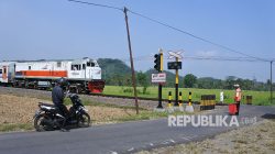 Kereta api KAI melintas di Terowongan Garahan, Jember, yang menjadi sorotan setelah video viral.