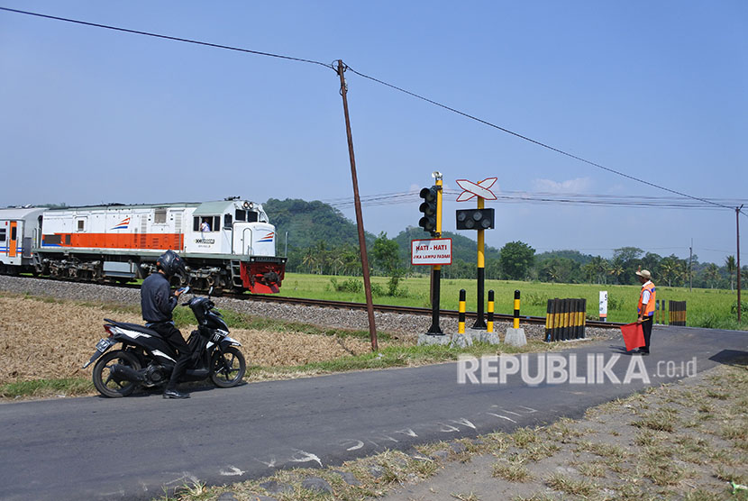 Kereta api KAI melintas di Terowongan Garahan, Jember, yang menjadi sorotan setelah video viral.