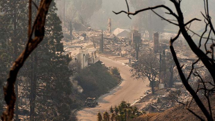 Kebakaran besar di Los Angeles yang menghancurkan bangunan dan menyebabkan kerugian besar.