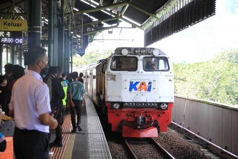 Kereta Api PT KAI meluncur cepat di jalur ganda, menandai efisiensi waktu perjalanan yang baru dengan Gapeka 2025