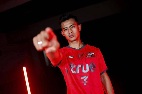 Pratama Arhan beraksi di lapangan saat debutnya bersama Bangkok United, memberikan umpan terobosan yang berujung pada gol kemenangan di menit 90+2.