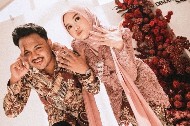 Salma Salsabil dan Dimansyah Laitupa berpose bahagia setelah resmi bertunangan, dengan Salma mengenakan kebaya merah muda dan Diman mengenakan kemeja batik