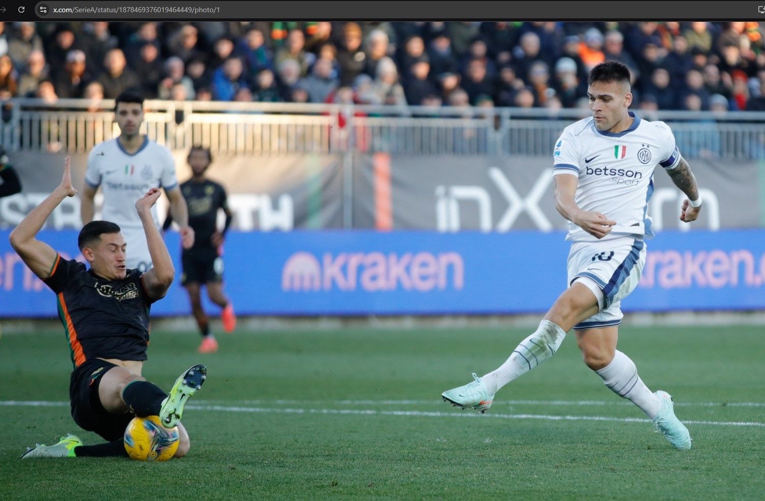 Jay Idzes beraksi di lapangan, memimpin lini belakang Venezia melawan Inter Milan dalam pertandingan Liga Italia.