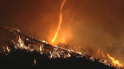 Gambar menunjukkan tornado api yang berputar di tengah kebakaran besar di Pacific Palisades, Los Angeles, dengan latar belakang asap tebal.