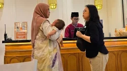 Kesigapan dr. Fitriya Fajar Wati memberikan pertolongan pertama kepada bayi yang tersiram kuah panas di Jakarta. (Foto: Instagram @puguharema)