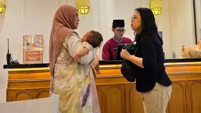 Kesigapan dr. Fitriya Fajar Wati memberikan pertolongan pertama kepada bayi yang tersiram kuah panas di Jakarta. (Foto: Instagram @puguharema)