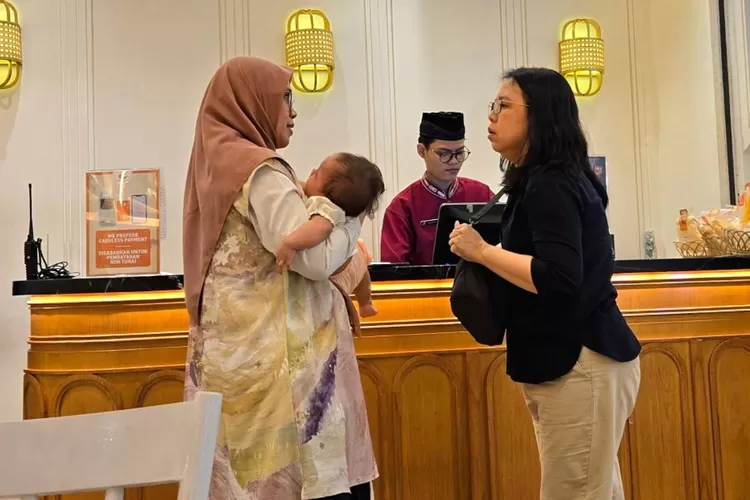 Kesigapan dr. Fitriya Fajar Wati memberikan pertolongan pertama kepada bayi yang tersiram kuah panas di Jakarta. (Foto: Instagram @puguharema)