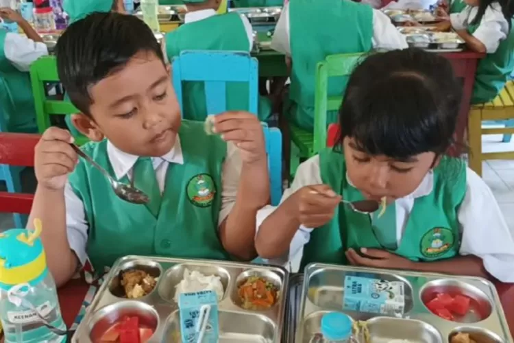 Murid TK Kartika VII Kepanjen saat menikmati program makan bergizi gratis. (Foto: Humas TK Kartika VII Kepanjen Kabupaten Malang)